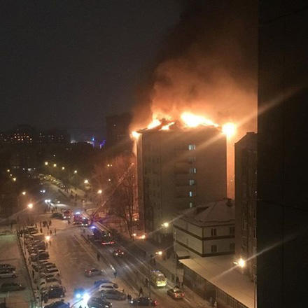 В Тюмени загорелся фасад дома, эвакуированы более 130 человек