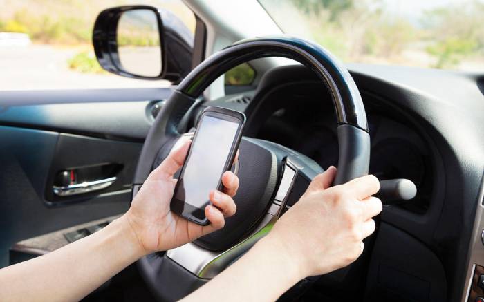 Во Франции будут лишать прав за использование мобильного телефона за рулем