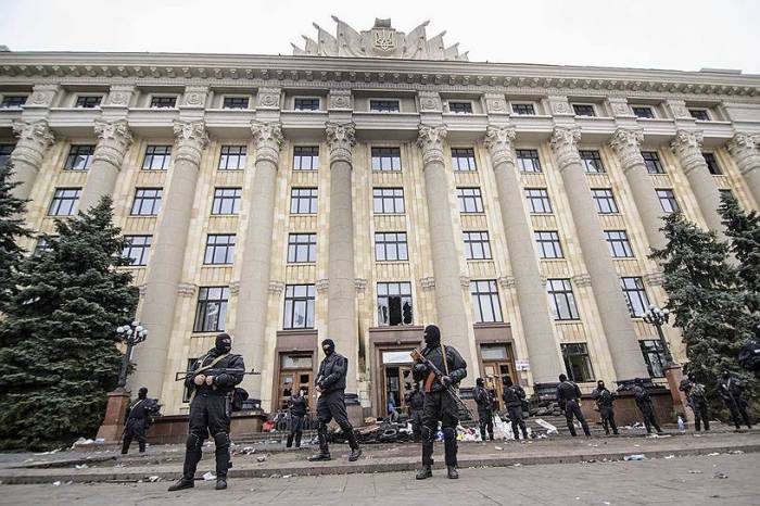 Сотни азербайджанцев штурмуют здание МВД Украины