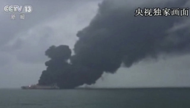 Взрыв на нефтяном танкере в Китае