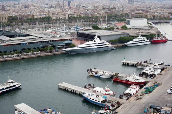 В порту Барселоны паром врезался в круизное судно - ВИДЕО
