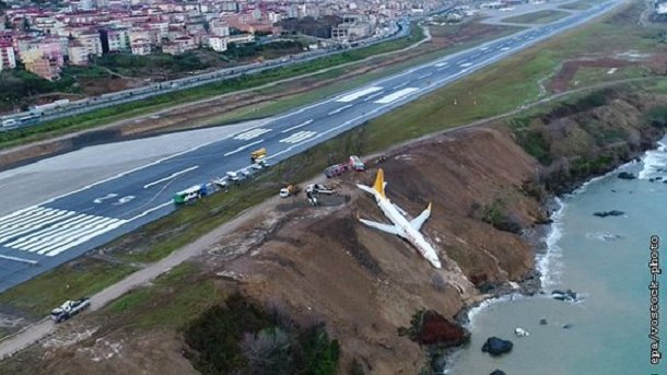 Турецкий самолет застрял в обрыве (ВИДЕО)