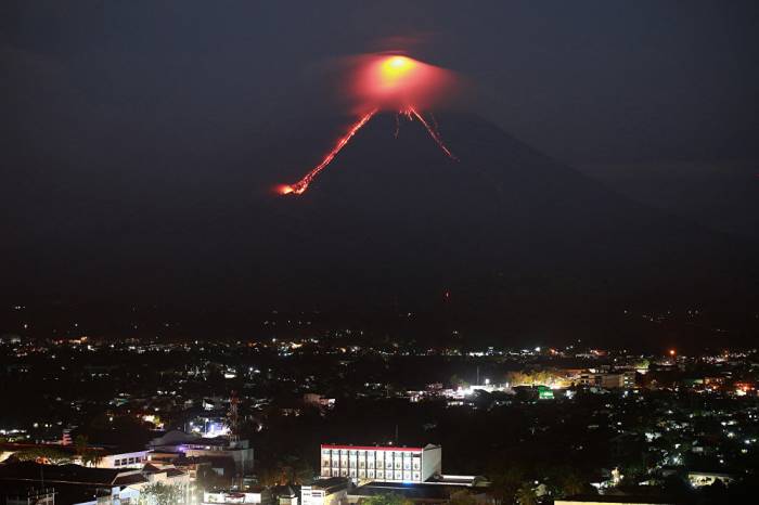 Филиппинский вулкан Майон стал извергать лаву - ВИДЕО