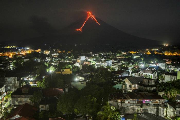 На Филиппинах почти 40 тысяч человек покинули дома из-за вулкана