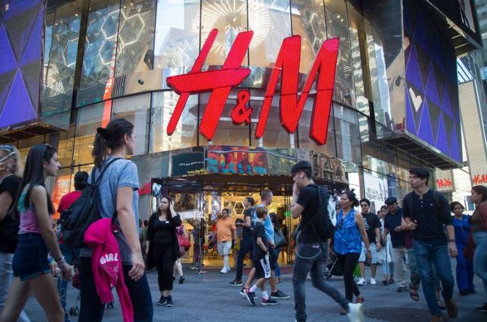 Мама мальчика из рекламы H&M заявила, что их жизнь превратилась в хаос