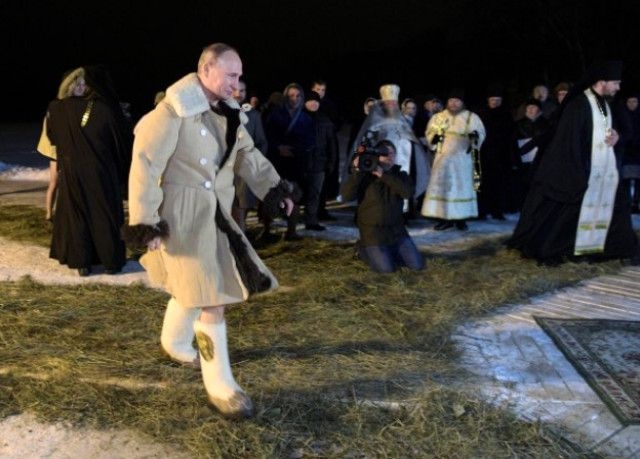 Путин окунулся в прорубь в 7 градусов мороза