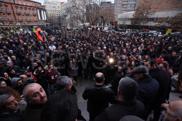 Акция протеста против повышения цен проходит в Армении