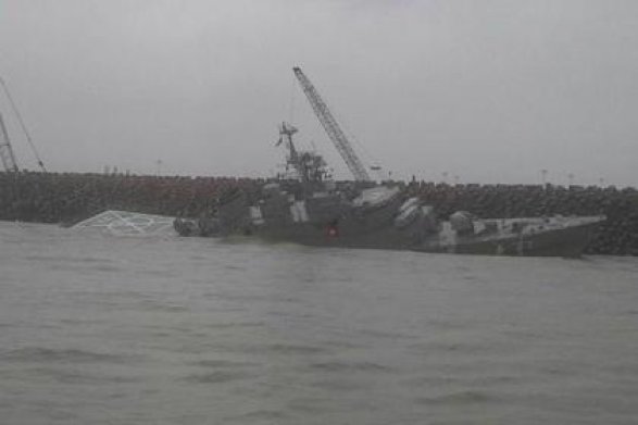 Крупнейший военный корабль Ирана переломился на две части