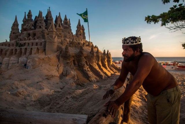 В Бразилии мужчина живет в замке из песка