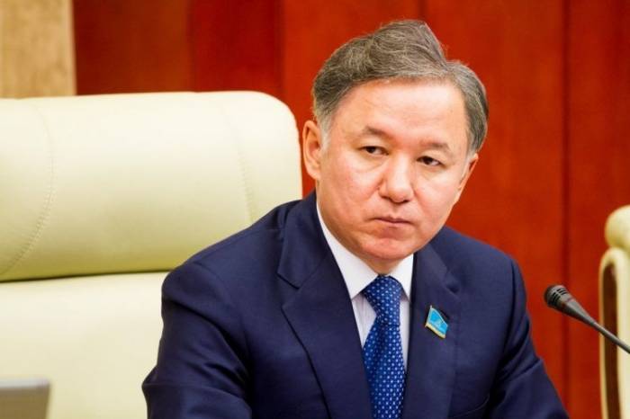 В Баку прибыл спикер парламента Казахстана
