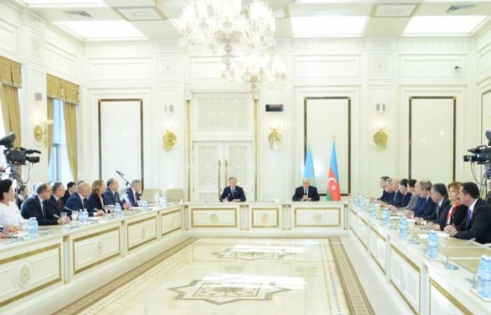 Президент Казахстана наградил Октая Асадова - ФОТО