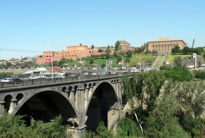 В Ереване мужчина угрожал прыгнуть с моста