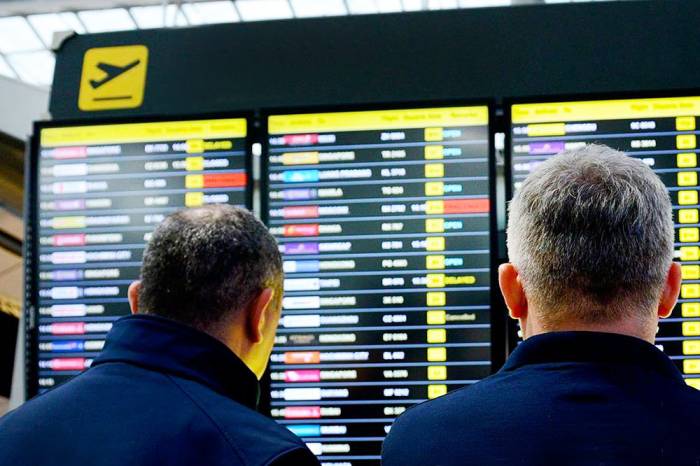 В московских аэропортах задержали более 200 рейсов