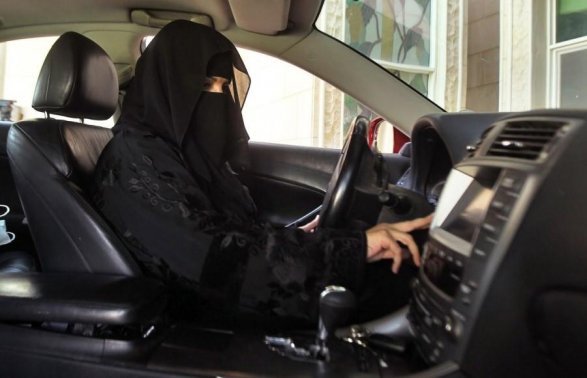 В Омане женщинам разрешили водить такси и грузовики