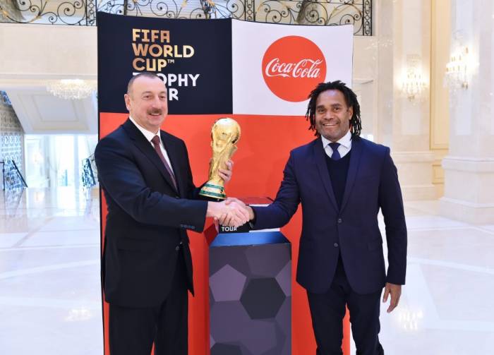 Ильхаму Алиеву представлен оригинал Кубка чемпионата мира по футболу - ФОТО