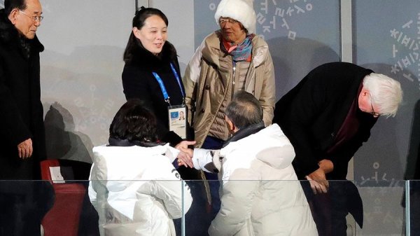 Глава Южной Кореи пожал руку сестре Ким Чен Ына (ФОТО)