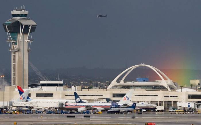 В аэропорту Лос-Анджелеса загорелся самолет: эвакуировано 144 человека - ВИДЕО