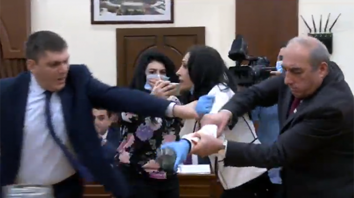 Драка на заседании в Ереване: представители Саргсяна ударили женщину- ВИДЕО
