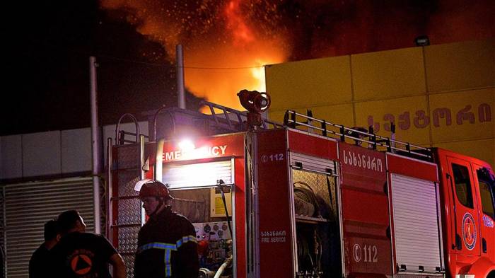 В Тбилиси горит крупный ТЦ