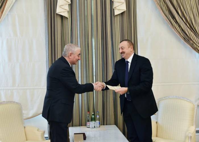 Ильхаму Алиеву вручили удостоверение кандидата в президенты- ФОТО