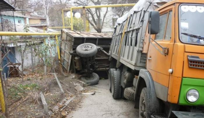 В Баку грузовой автомобиль повредил газовую линию