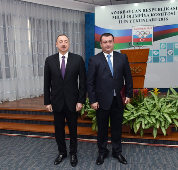 Ильхам Алиев наградил Заура Ахундова - ФОТО