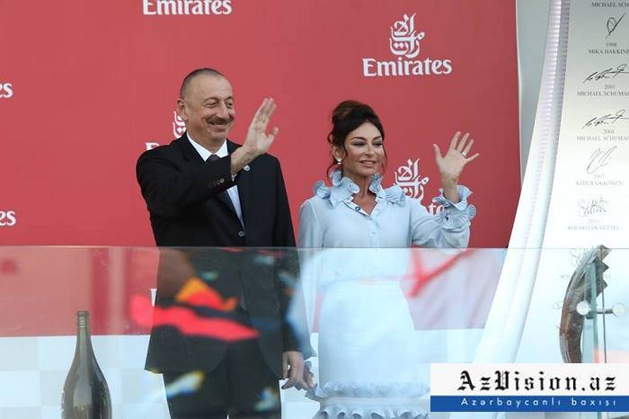 Президент Азербайджана и его супруга наградили победителей Формулы 1 (ФОТО)