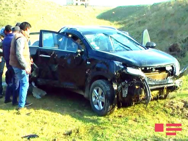 В Ширване автомобиль упал в овраг