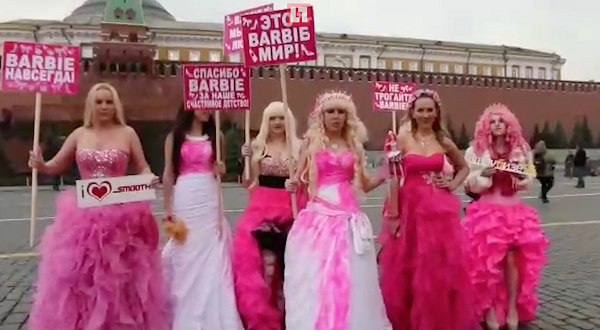 В центре Москвы прошел митинг живых кукол Барби - ВИДЕО