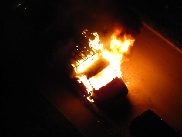 Захватчики участка ППС в Ереване сожгли полицейскую машину