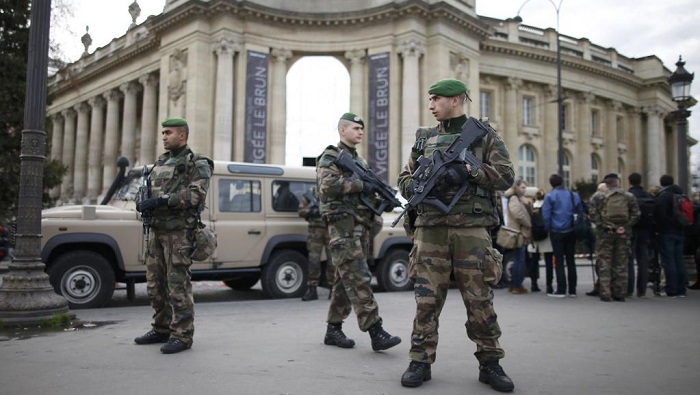 Военные застрелили напавшего на патруль в парижском аэропорту