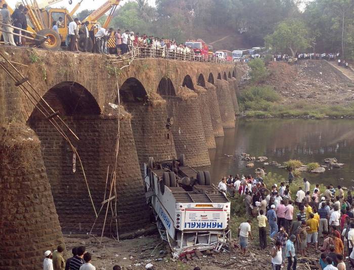 В Индии  с моста упал автобус: погибли не менее 14 человек
