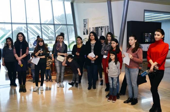 В Азербайджанском музее ковра вручены подарки женщинам-журналистам