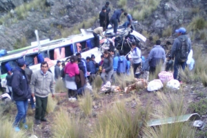 В Перу автобус упал с шоссе в пропасть, 10 человек погибли, 40 ранены
