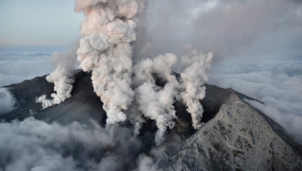 Сильное извержение вулкана в Японии - ВИДЕО