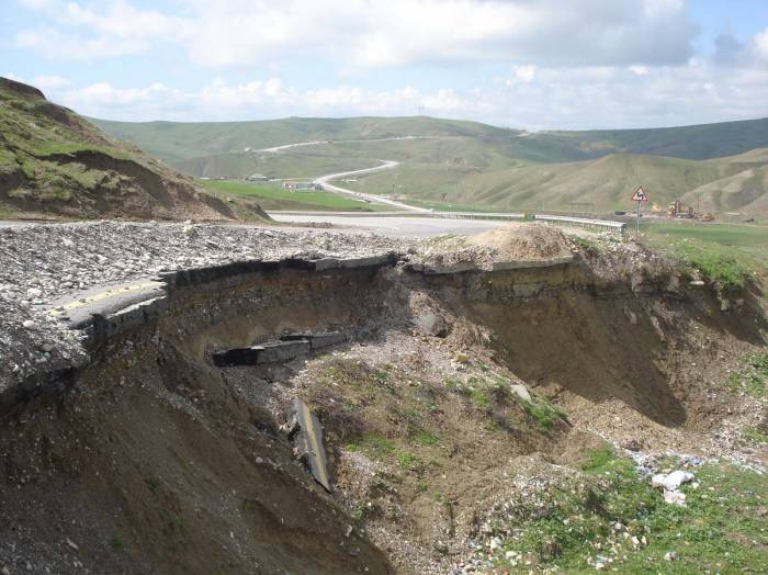 В Азербайджане автодорога в зоне оползня будет реконструирована