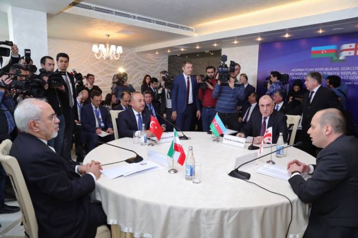 В Баку проходит четырехсторонняя встреча глав МИД