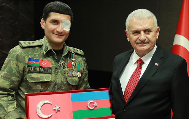 Йылдырым подарил ветерану Карабахской войны свои чётки - ФОТО