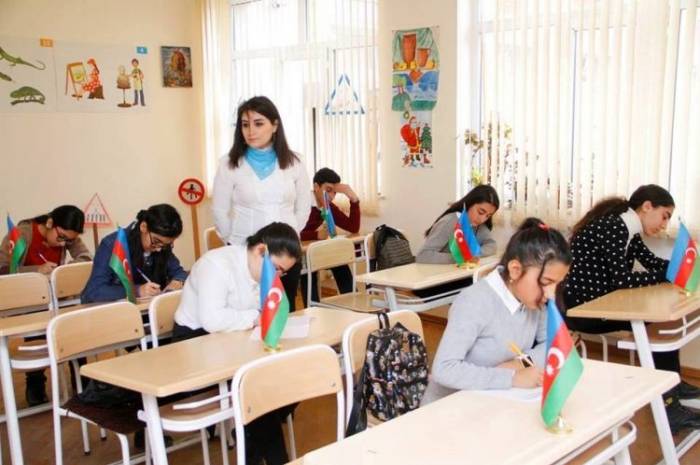 В школах Баку пройдет конкурс сочинений по случаю 100-летия АДР