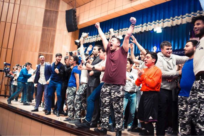 В Баку отметят всемирный праздник День смеха