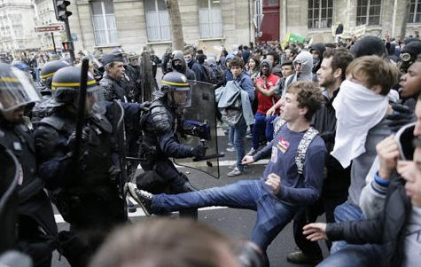В Париже начались столкновения участников забастовки с полицейскими