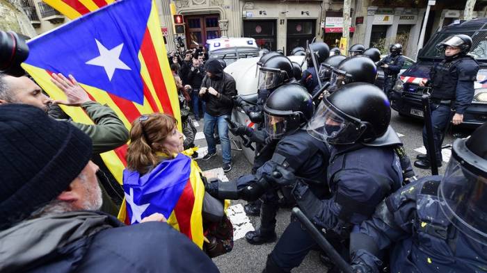 Столкновения между полицией и протестующими в Испании: 52 пострадавших