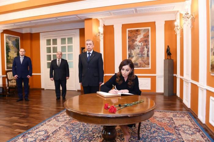 Мехрибан Алиева посетила посольство России в Азербайджане - ФОТО 