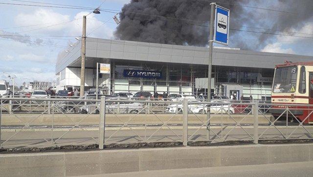 В Петербурге загорелся автосалон