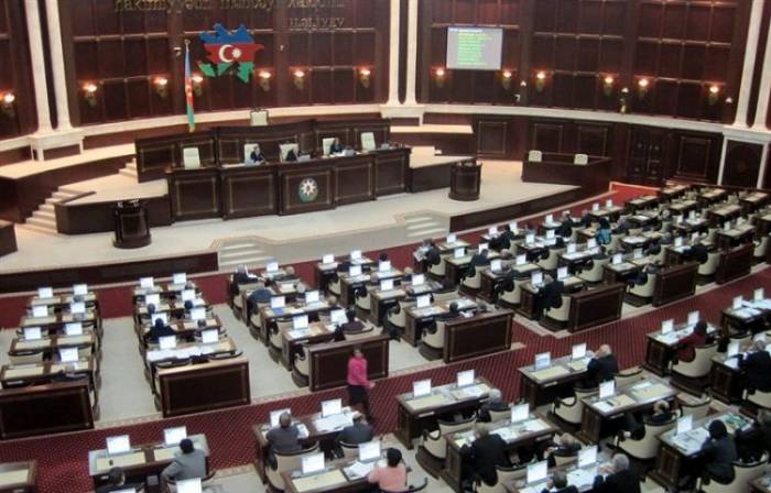 Парламент Азербайджана обсуждает изменение в законодательство для повышения трудовых пенсий