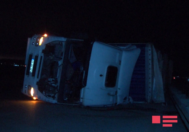 В Баку перевернулись три грузовика - ФОТО
