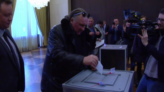 Депардье проголосовал на выборах президента РФ в Париже