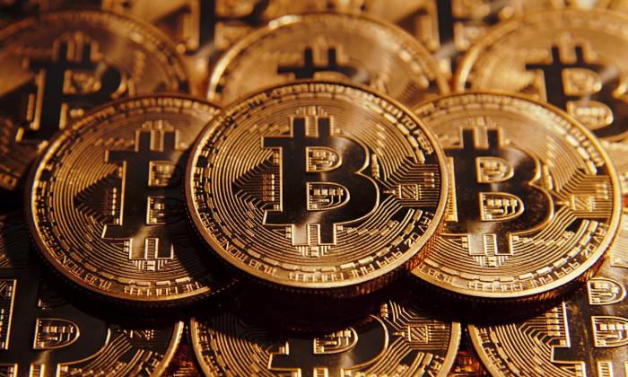 Курс биткоина снизился
