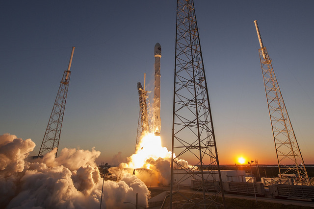 SpaceX запустила ракету с десятью спутниками связи
