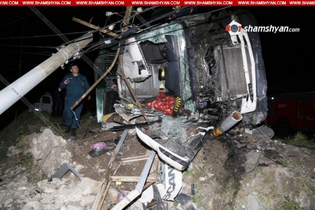 В Ереване перевернулся грузовик: один человек погиб